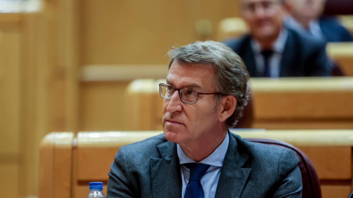 El presidente del PP, Alberto Núñez Feijóo, atiende desde su escaño a una intervención de la sesión de control al Gobierno, este martes