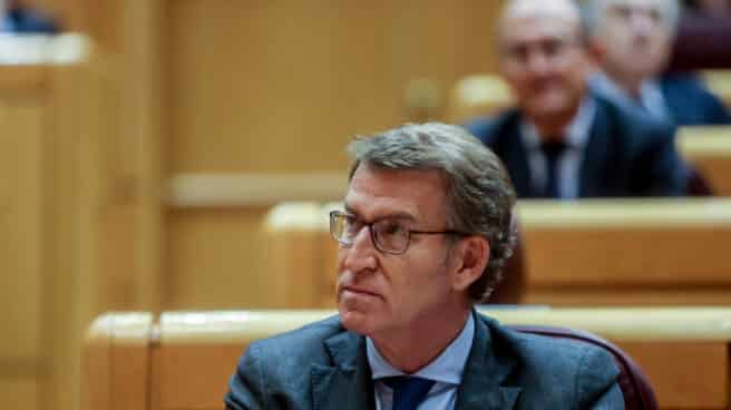 El presidente del PP, Alberto Núñez Feijóo, atiende desde su escaño a una intervención de la sesión de control al Gobierno, este martes