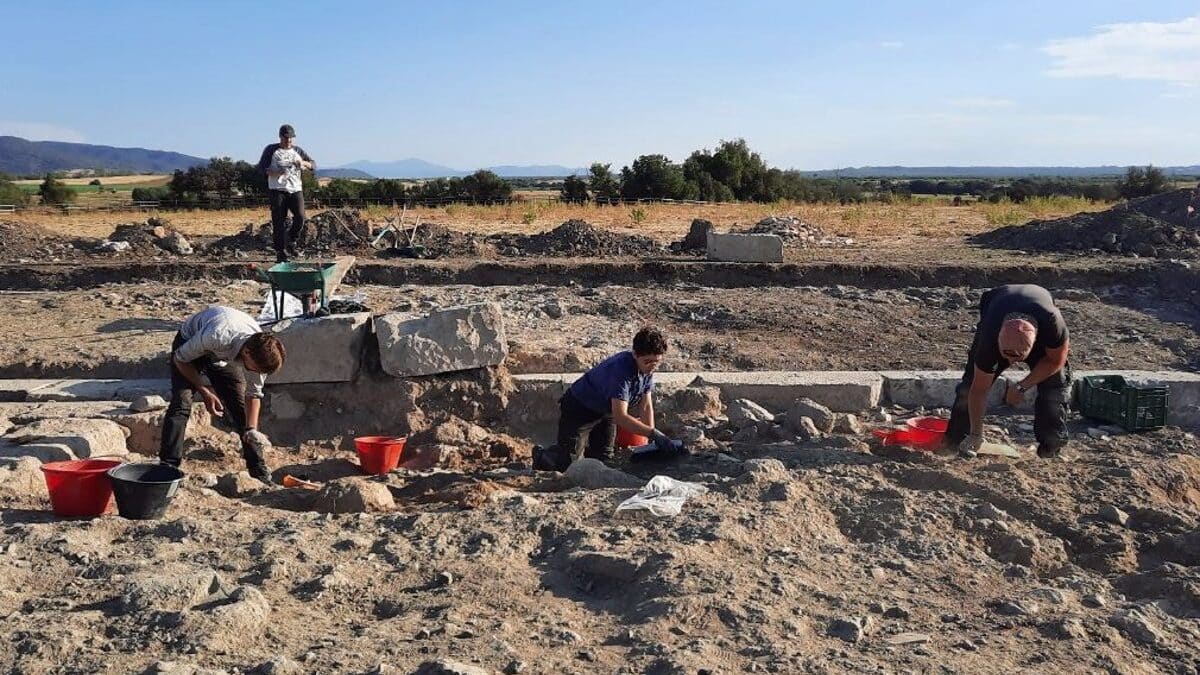 Los arqueólogos y otros colegas descubren las paredes del templo etrusco en Vulci.