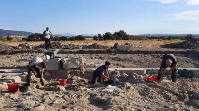 Los arqueólogos y otros colegas descubren las paredes del templo etrusco en Vulci.