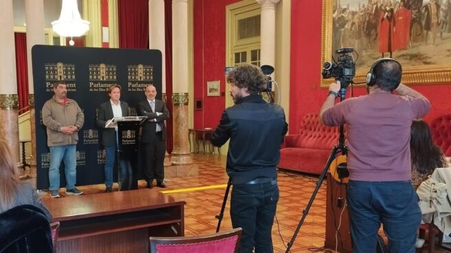 El portavoz de Vox en el Parlament, Jorge Campos, en la rueda de prensa.