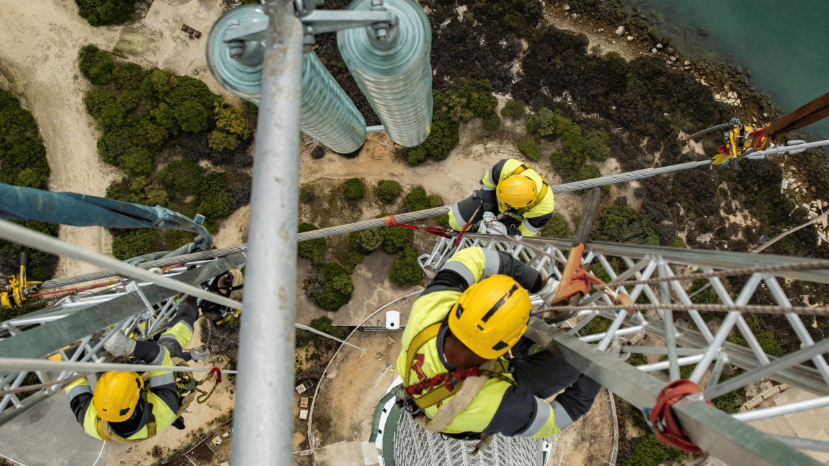 La electrificación exige grandes inversiones para renovar y digitalizar la red de distribución, así como profesionales capaces de llevarlo a cabo. La FP dual ofrece una puerta de acceso a una profesión con un índice de empleabilidad cercano al 100%.