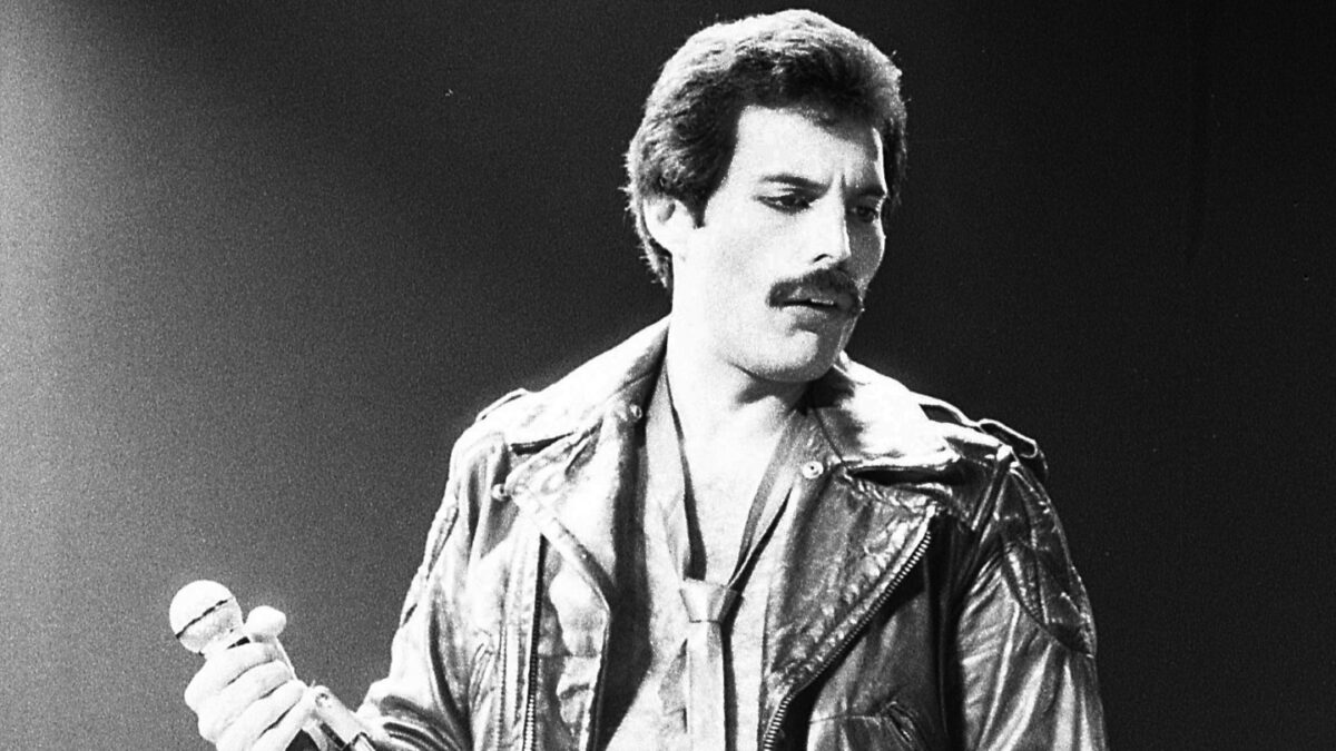 Freddie Mercury de la banda de rock británica Queen actuando en CNE Grandstand en Toronto
