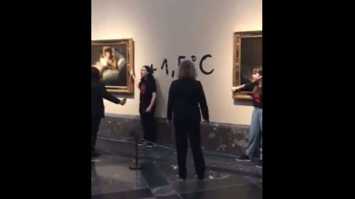 Dos activistas de 'Futuro Vegetal' hacen pintadas en el Museo del Prado y se pegan a 'Las majas' de Goya