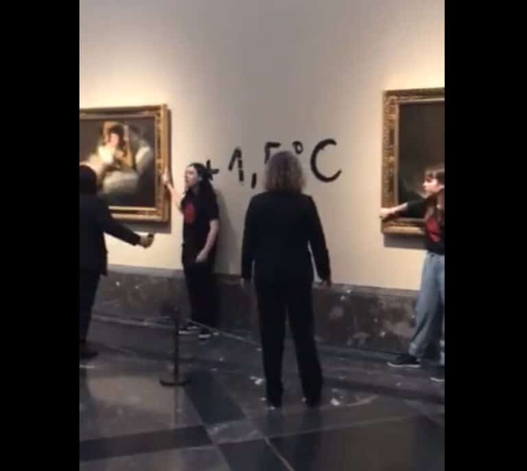 Dos activistas de 'Futuro Vegetal' hacen pintadas en el Museo del Prado y se pegan a 'Las majas' de Goya