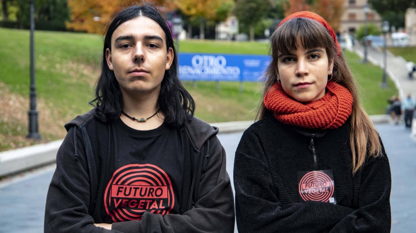 Samuel y Alba de Futuro Vegetal, junto al Museo del Prado.