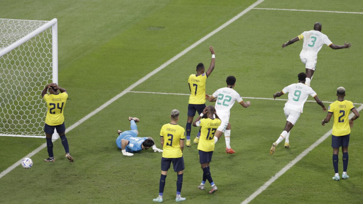 Kalidou Koulibaly anota el gol de la victoria de Senegal frente a Ecuador.