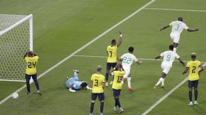 Kalidou Koulibaly anota el gol de la victoria de Senegal frente a Ecuador.