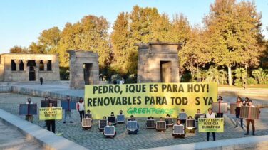 "Pedro, que es para hoy": el mensaje de Greenpeace a Sánchez en el Templo de Debod