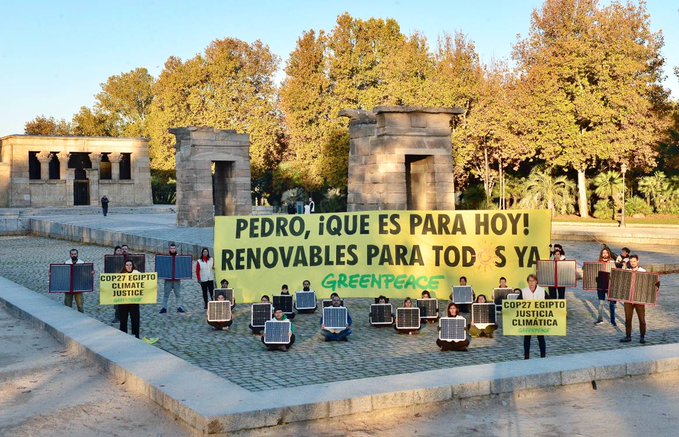 "Pedro, que es para hoy": el mensaje de Greenpeace a Sánchez en el Templo de Debod
