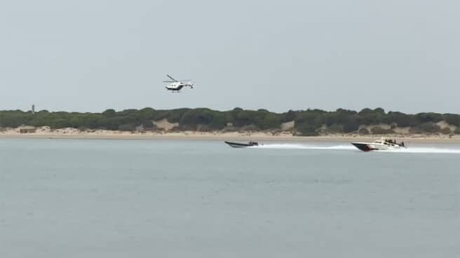 guardia-civil-motores-reutilizara-narcolanchas-patrulleras-corran-mas Persecución esta semana de una narcolancha por una patrullera y un helicóptero de la Guardia Civil en Sanlúcar de Barrameda.
