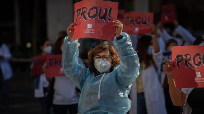 Facultativos de los Centros de Atención Primaria (CAP) del Instituto Catalán de la Salud (ICS) sostienen pancartas donde se puede leer "¡Basta!" durante una concentración en Barcelona.