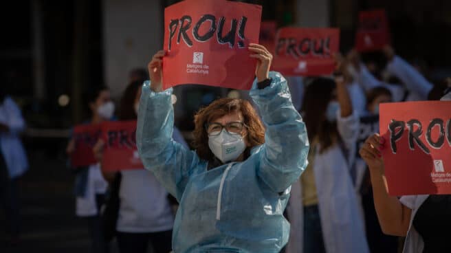 huelga-cataluna-medicos Facultativos de los Centros de Atención Primaria (CAP) del Instituto Catalán de la Salud (ICS) sostienen pancartas donde se puede leer "¡Basta!" durante una concentración en Barcelona.
