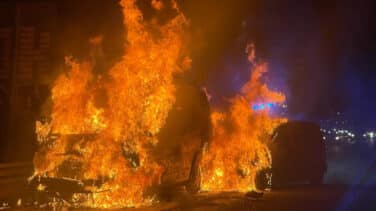Un choque entre un camión y una furgoneta provoca un aparatoso incendio en la M-40