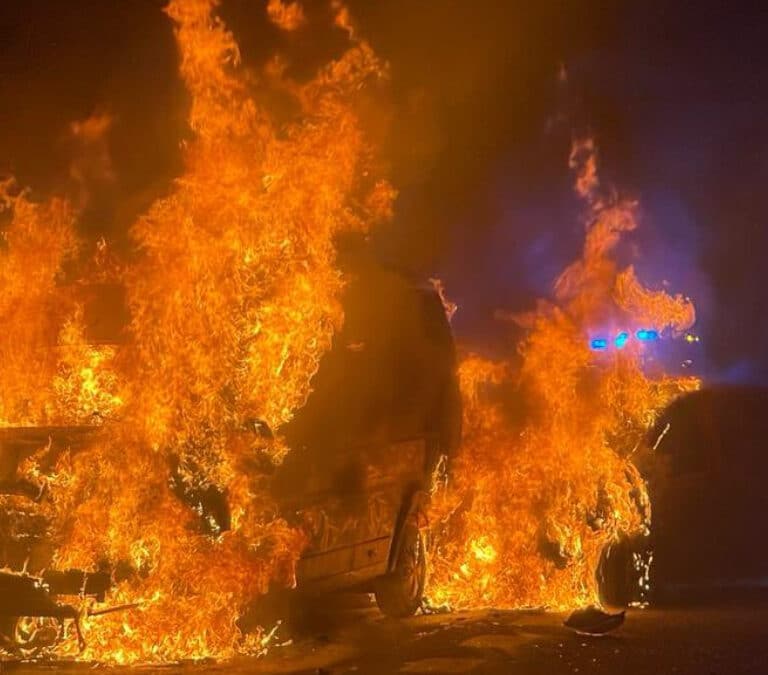 Un choque entre un camión y una furgoneta provoca un aparatoso incendio en la M-40