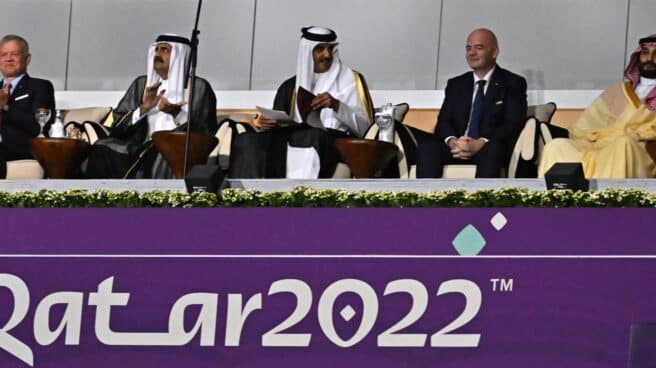 El presidente de la FIFA, Gianni Infantino, sentado junto al qatarí Al-Thani y el príncipe heredero de Arabia Saudí.