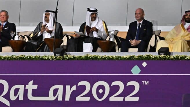 El presidente de la FIFA, Gianni Infantino, sentado junto al qatarí Al-Thani y el príncipe heredero de Arabia Saudí. El presidente de la FIFA, Gianni Infantino, sentado junto al qatarí Al-Thani y el príncipe heredero de Arabia Saudí.
