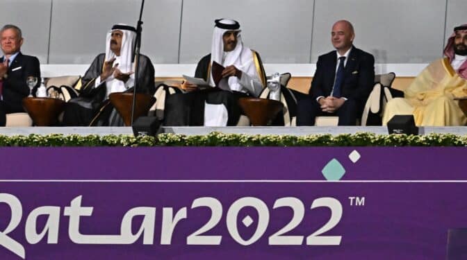 Qatar impone su ley y la FIFA se pone de rodillas