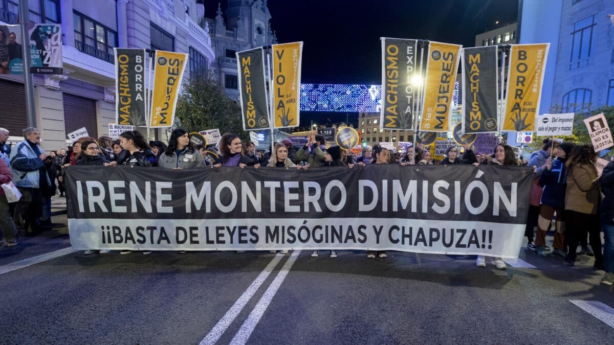 Una pancarta pide la dimisión de Irene Montero en la manifestación feminista de Madrid.