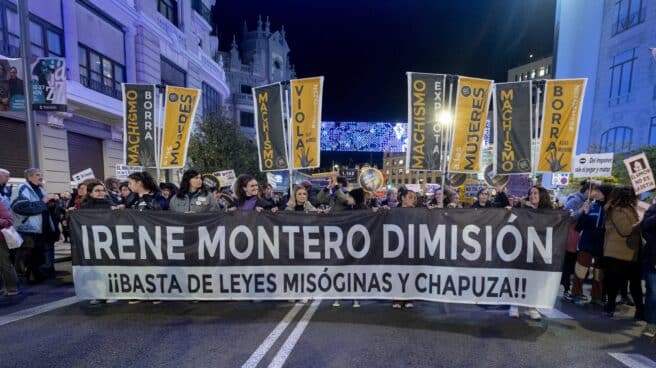 Una pancarta pide la dimisión de Irene Montero en la manifestación feminista de Madrid.