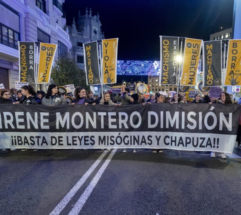 Gritos y pancartas de "Montero dimisión" en la manifestación feminista a la que han ido las ministras del PSOE