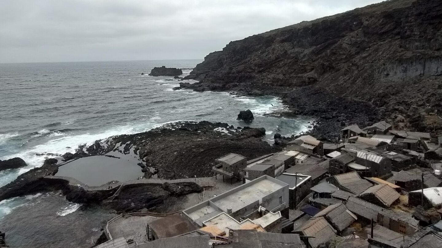 Vista del poblado y piscinas naturales del Pozo de las Calcosas, en el norte de la isla de El Hierro.