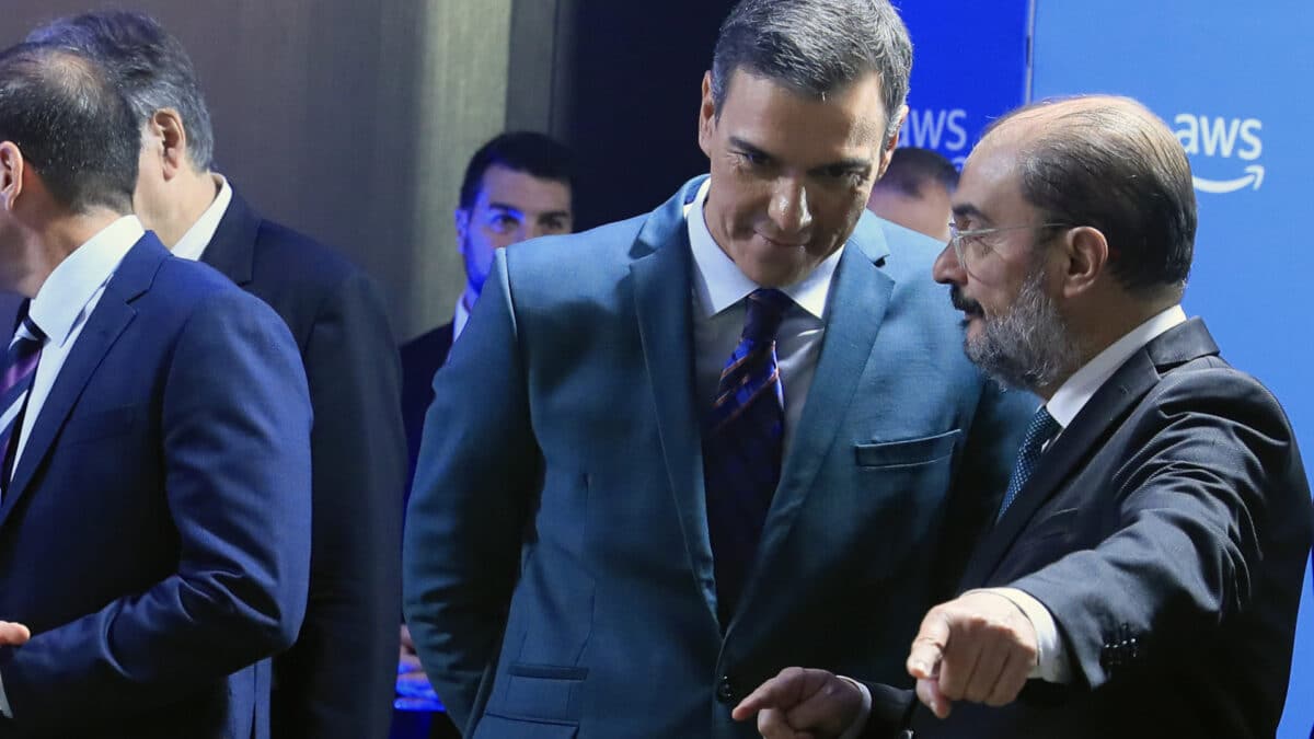 Javier Lambán conversa con Pedro Sánchez en un acto en Madrid el pasado jueves.