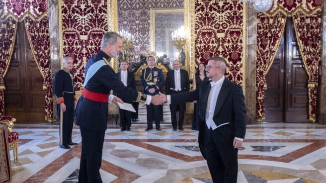 Javier Velasco saluda a Felipe VI en la recogida de credenciales del embajador de Chile en España.