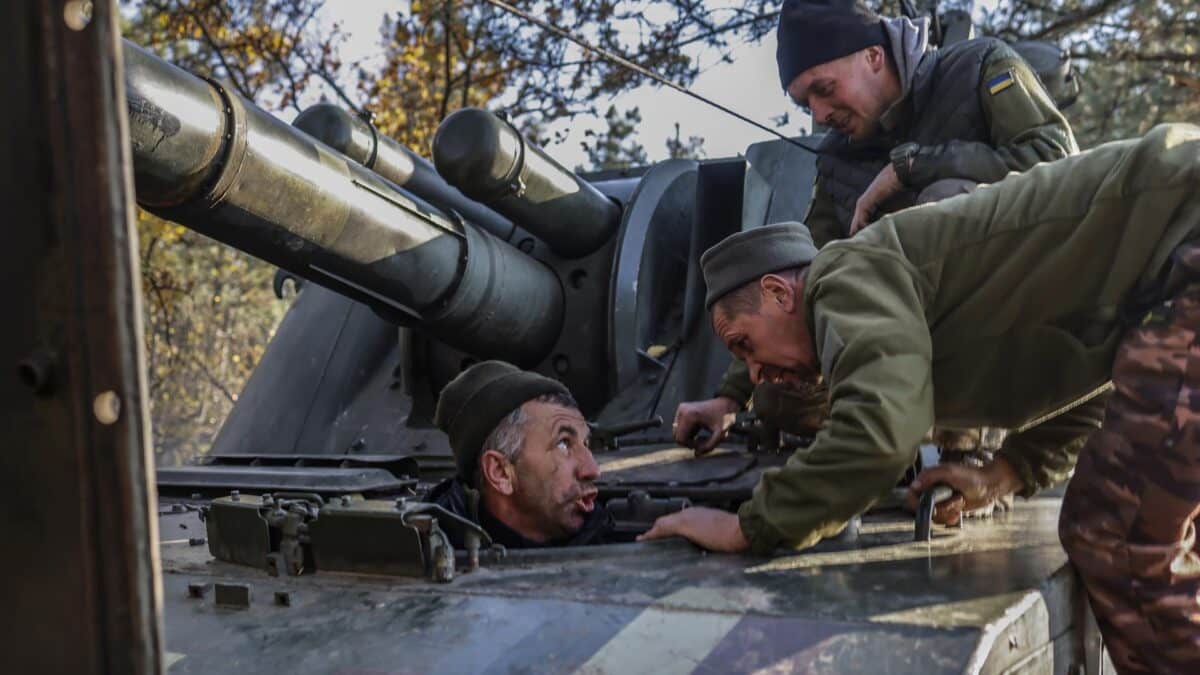 Soldados ucranianos a bordo de un tanque en un bosque al norte de Jersón.