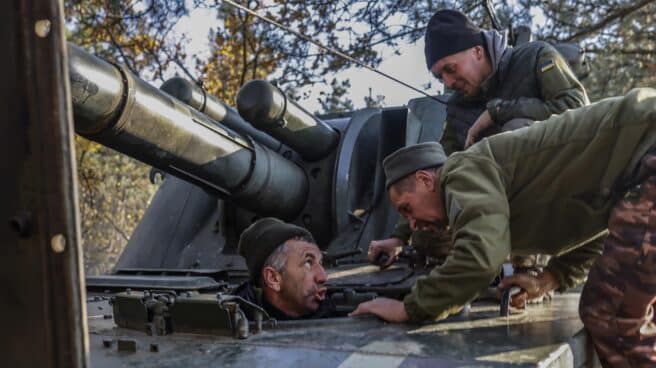 Soldados ucranianos a bordo de un tanque en un bosque al norte de Jersón.