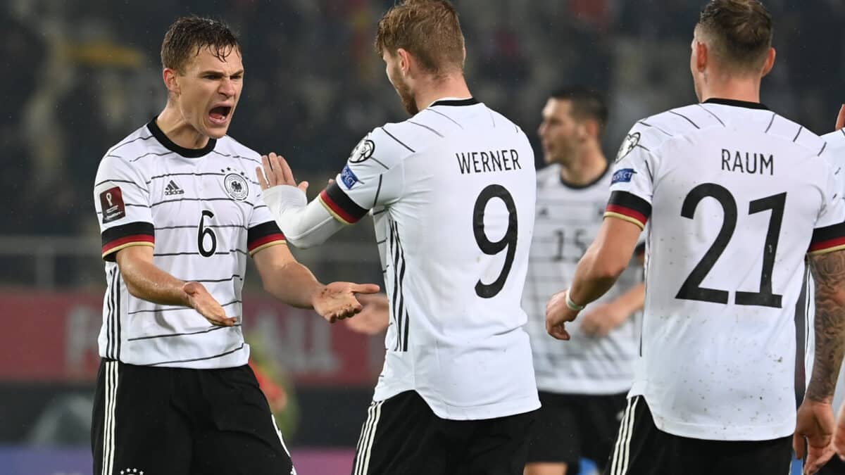 Joshua Kimmich y Timo Werner celebran un gol durante un partido de la selección de Alemania.
