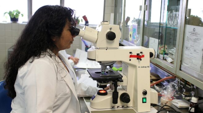 La asociación UBPD recoge en Barcelona muestras de ADN de colombianos en el exilio que buscan a familiares Laboratorio