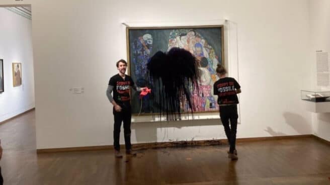 Activistas ecologistas lanzan un líquido sobre el cuadro 'Muerte y Vida', de Klimt