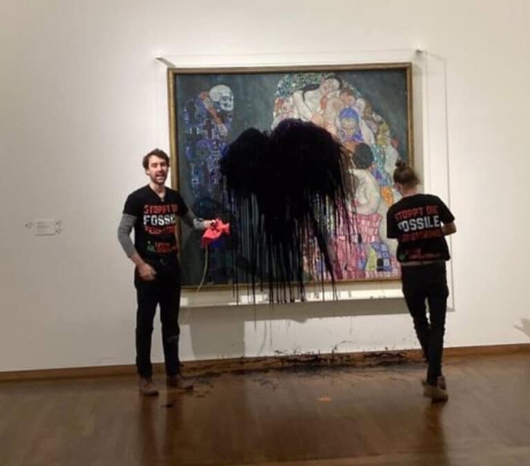Nuevo ataque de activistas ecologistas: rocían con líquido negro un cuadro de Klimt en Viena