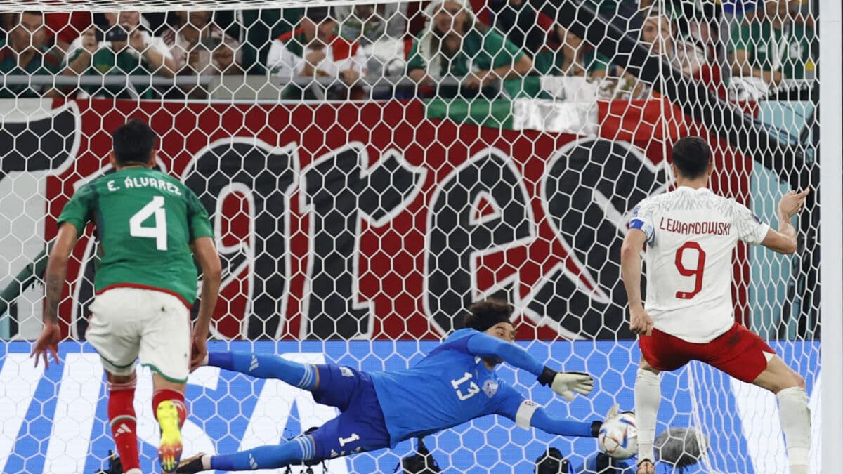 Robert Lewandowski falla un penalti en el Polonia-México de la primera jornada del Mundial.