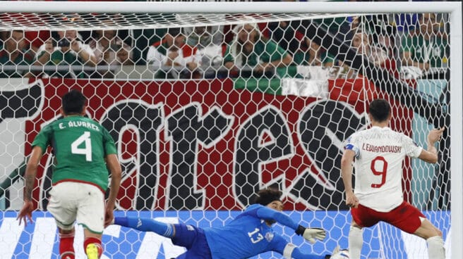 Robert Lewandowski falla un penalti en el Polonia-México de la primera jornada del Mundial.