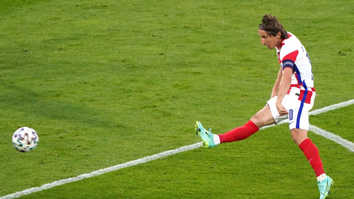 Luka Modric dispara con el exterior del pie derecho en un partido con la selección de Croacia.