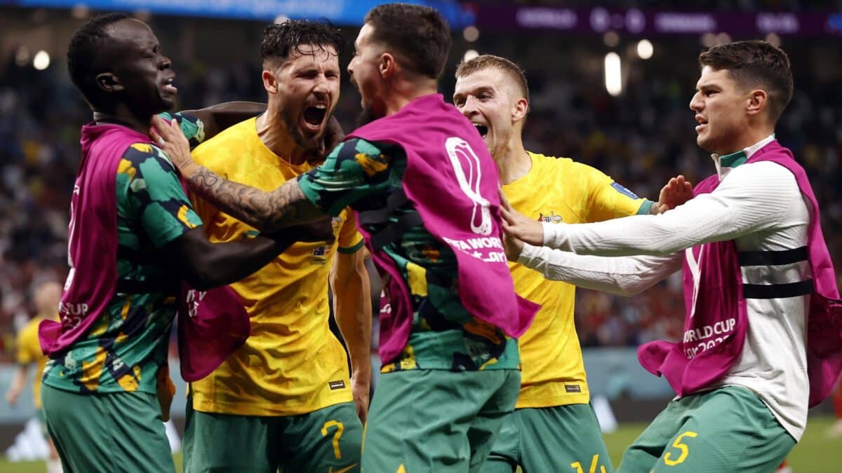 Mathew Leckie celebra el gol que le ha dado la clasificación a Australia frente a Dinamarca.