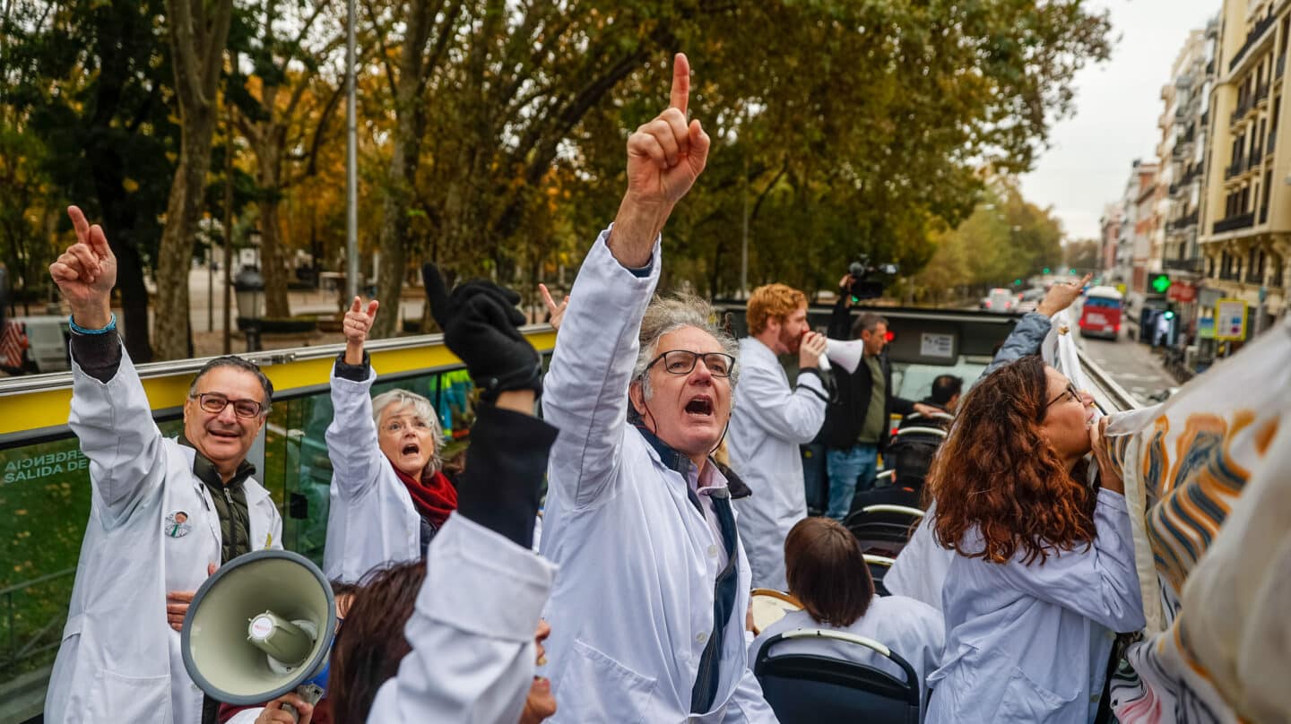 Miembros del sindicato Amyts, convocante de la huelga indefinida de médicos de Familia y pediatras de la Atención Primaria madrileña desde el pasado lunes, durante un tour de la precariedad.