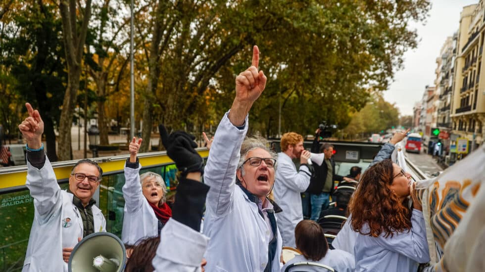 Miembros del sindicato Amyts, convocante de la huelga indefinida de médicos de Familia y pediatras de la Atención Primaria madrileña desde el pasado lunes, durante un tour de la precariedad.