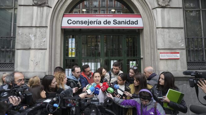 La secretaria general de Amyts, Ángela Hernández, ante la sede de la Consejería de Sanidad.