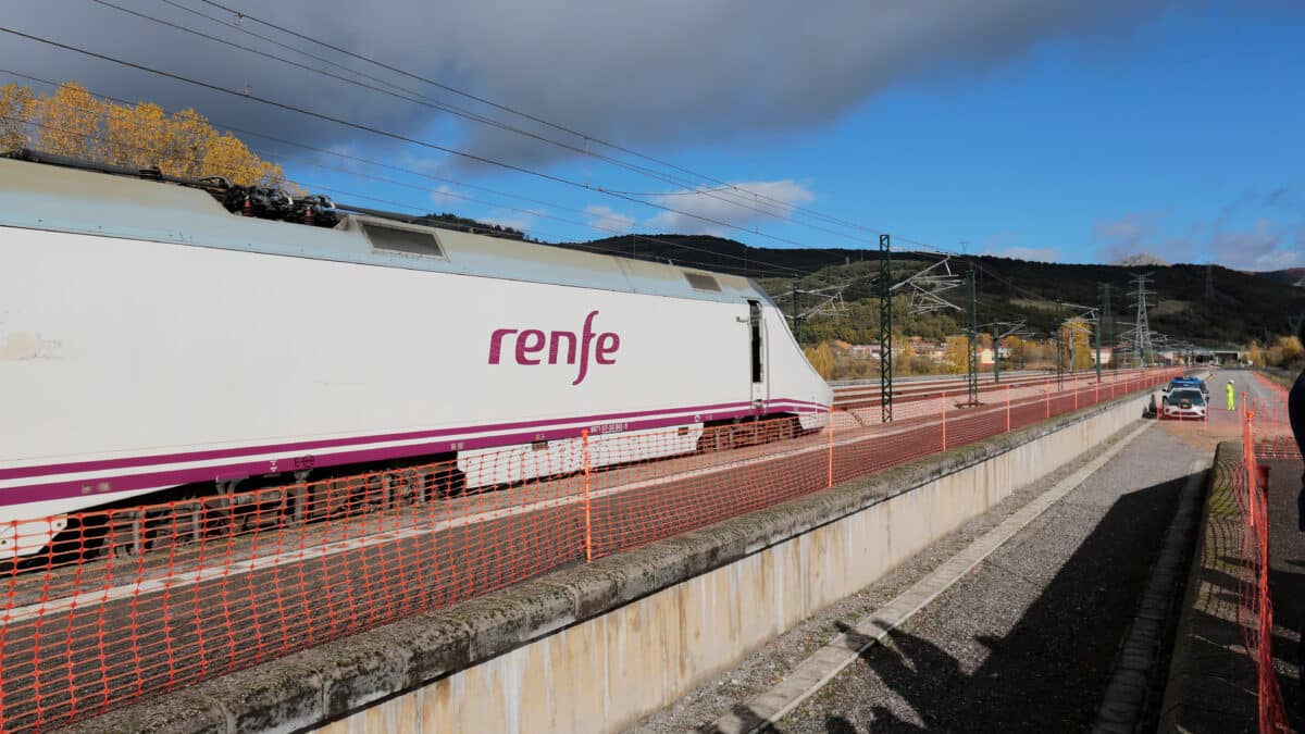Un tren de Renfe en pleno trayecto.
