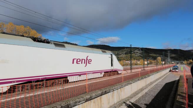 Un tren de Renfe en pleno trayecto. Un tren de Renfe en pleno trayecto.