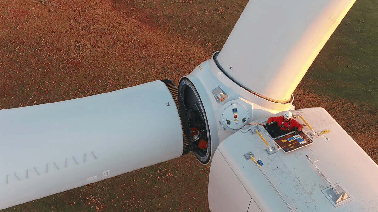 Naturgy apuesta por las renovables en Australia y Estados Unidos. La planta híbrida de Cuderdin, en Australia, y la primera instalación fotovoltaica de la compañía en Estados Unidos representan la estrategia de crecimiento de Naturgy en ambos países y su apuesta global por las renovables