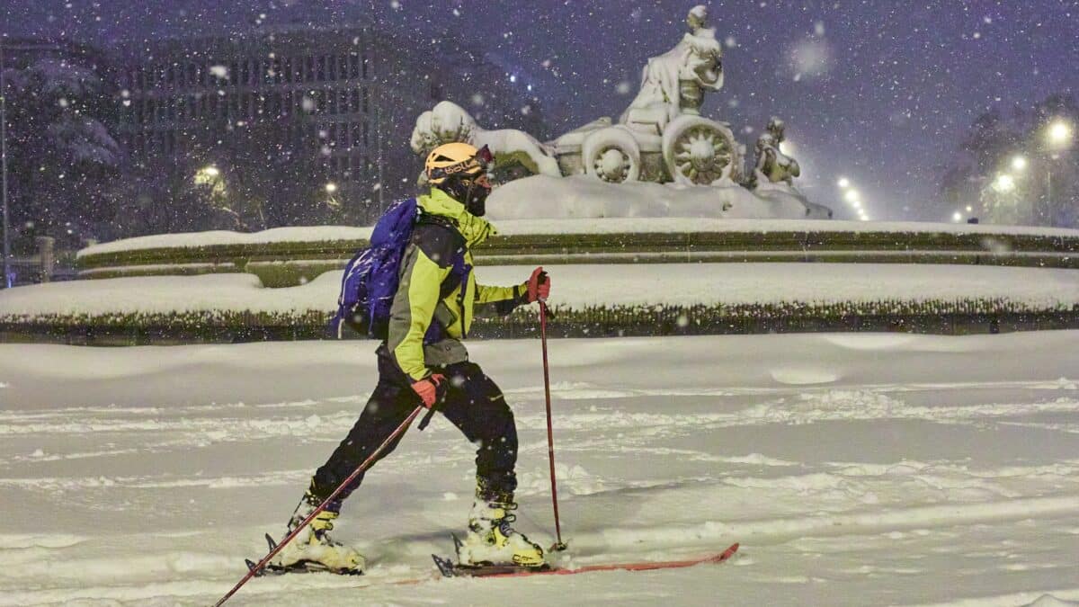 Un hombre esquiando en la plaza de cibeles en Madrid durante una ola de frío, Filomena