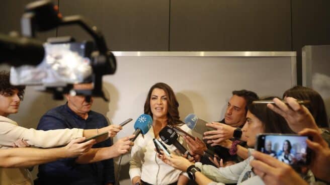 Macarena Olona, exdiputada de Vox y candidata a las últimas elecciones andaluzas, atiende a los medios antes de intervenir en una conferencia sobre Derecho en Málaga