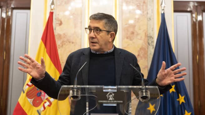 El portavoz parlamentario del PSOE, Patxi López, interviene en el escritorio del hemiciclo mientras se celebra una sesión plenaria en el Congreso de los Diputados El portavoz parlamentario del PSOE, Patxi López, interviene en el escritorio del hemiciclo mientras se celebra una sesión plenaria en el Congreso de los Diputados