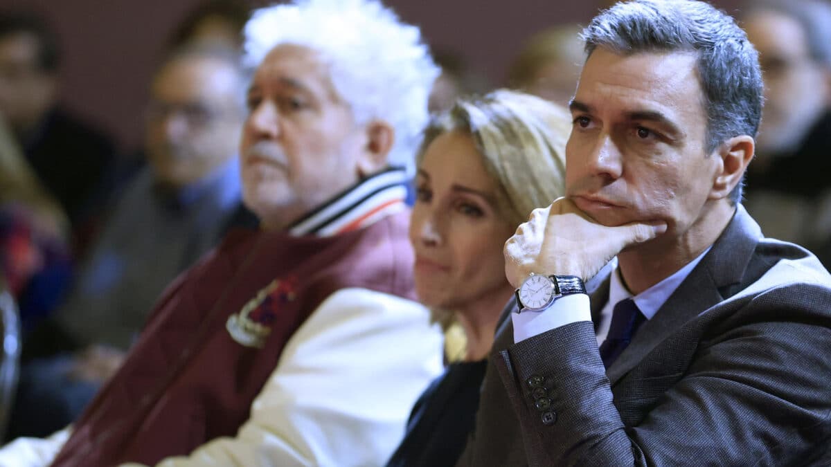 Pedro Sánchez, junto a Ana Belén y Pedro Almodóvar.