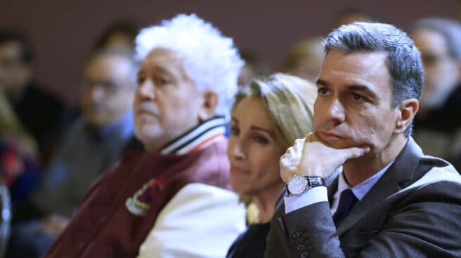 Pedro Sánchez, junto a Ana Belén y Pedro Almodóvar. Pedro Sánchez, junto a Ana Belén y Pedro Almodóvar.