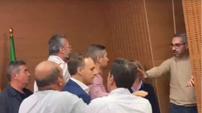 magen capturada del vídeo sobre los enfrentamientos en el pleno de El Puerto de Santa María (Cádiz) magen capturada del vídeo sobre los enfrentamientos en el pleno de El Puerto de Santa María (Cádiz)